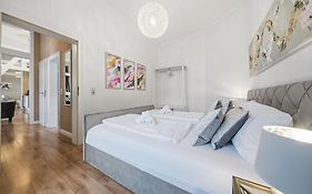 Euphoras - Central & Stylish Apartment - Parking